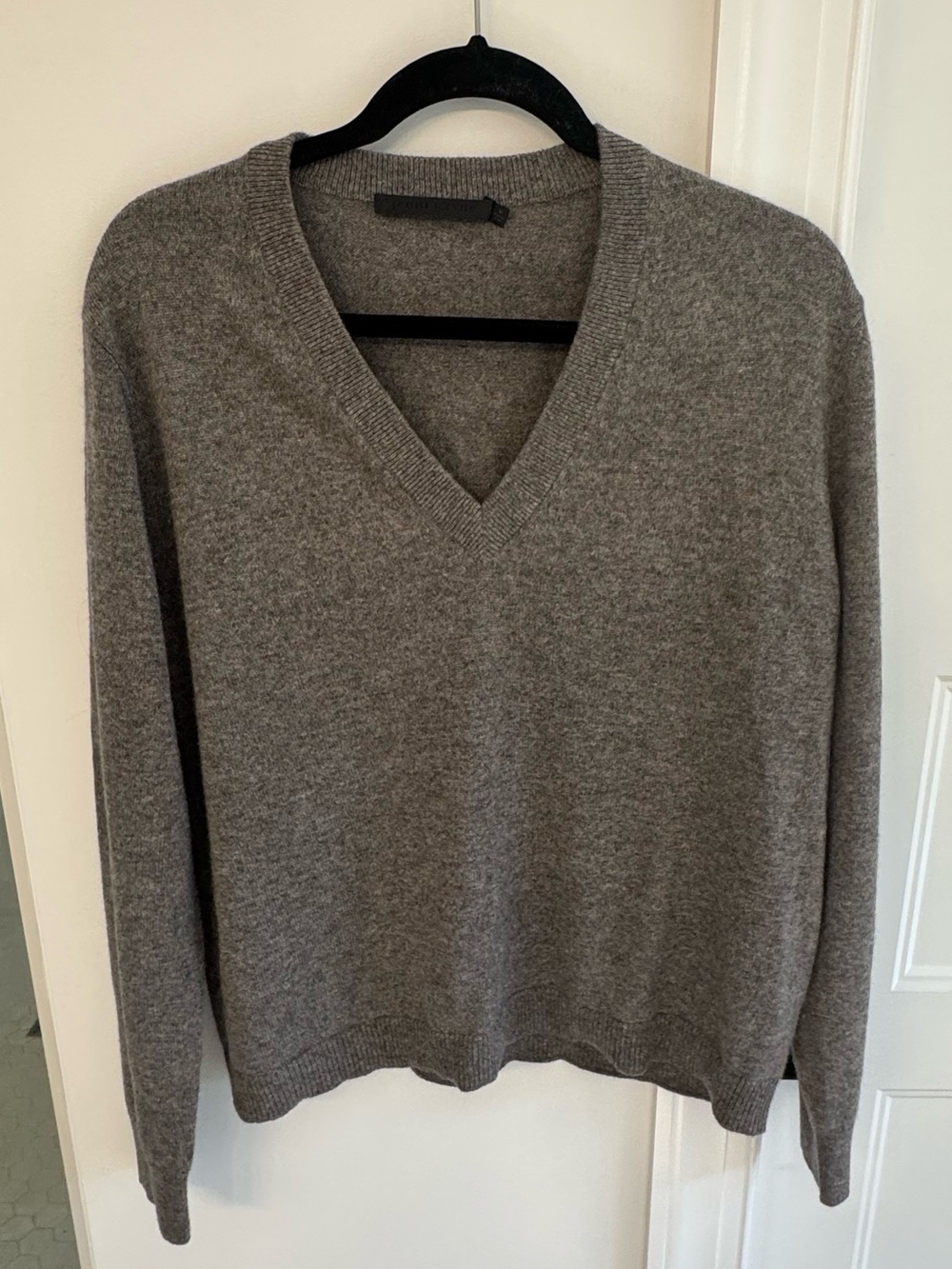 Jenni Kayne Flynn cashmere Vneck sweater in Shadow